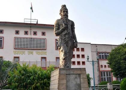 A Manu statue in the Rajasthan High Court
